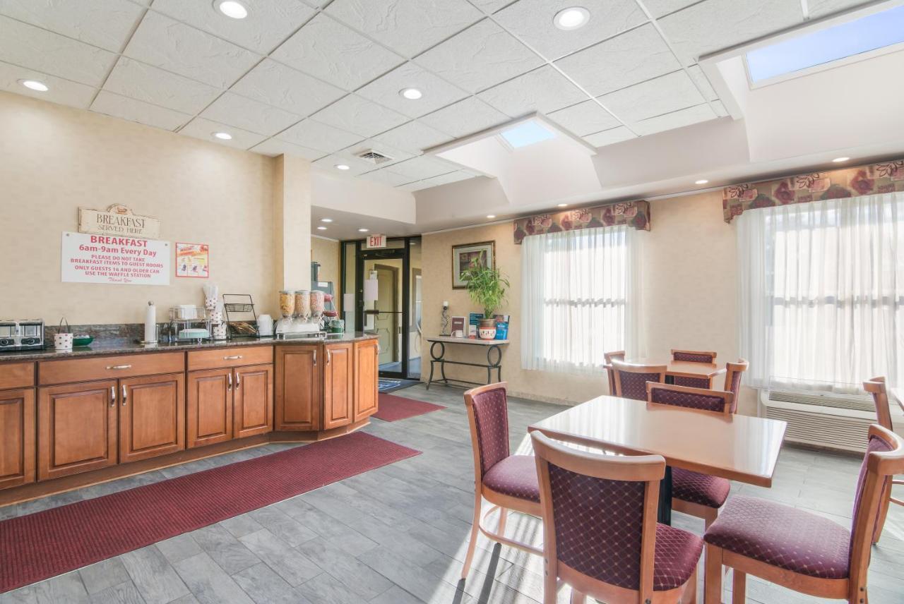Rodeway Inn Weedsport Exterior foto