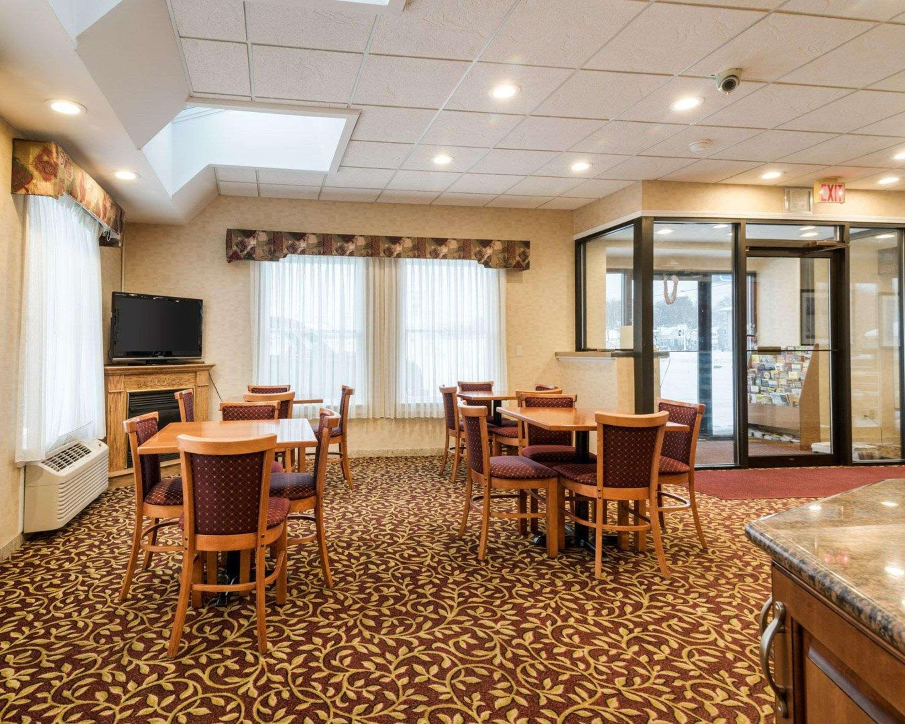 Rodeway Inn Weedsport Exterior foto